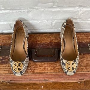[Tory Burch] Multi Logo Medallion Leather Pumps